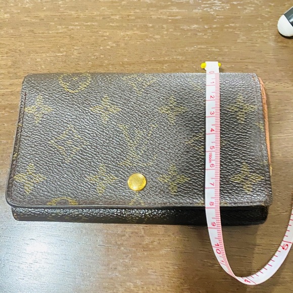 Pre-loved LV monogram medium Bi-fold wallet - Picture 9 of 11